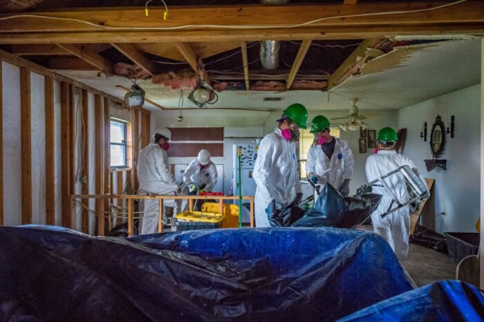 Nililinis ng team namin ang bahay ni Chester.